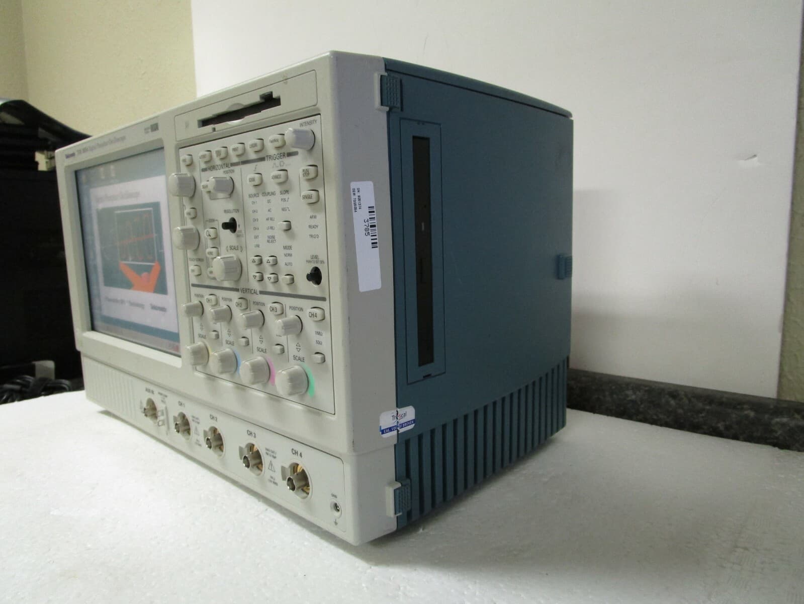 Tektronix TDS 5054 Digital Phosphor Oscilloscope with Option 2M 2A 2