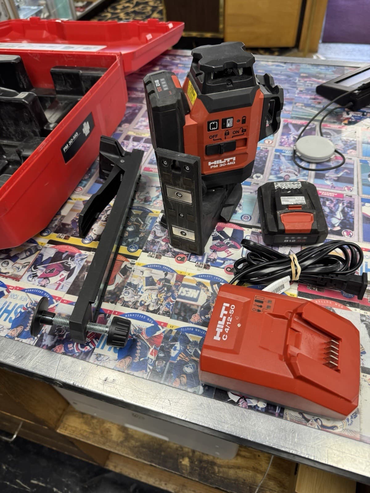 Hilti PM 30-MG Multi Line Laser Level With 2 Batteries Green Laser Works Great 2