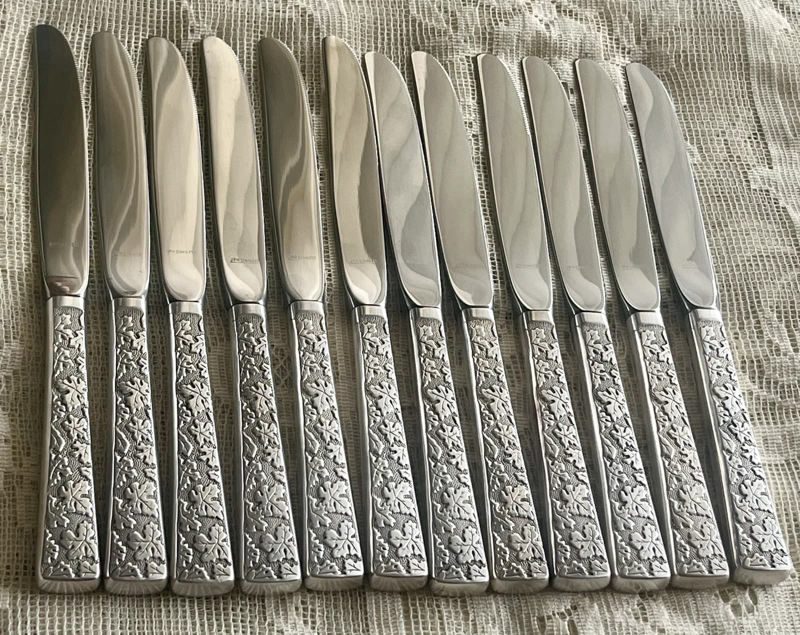 INTERNATIONAL SILVER Co. “Vintage” Pattern Leaf 1968 Dinner Knives Set Of 12
