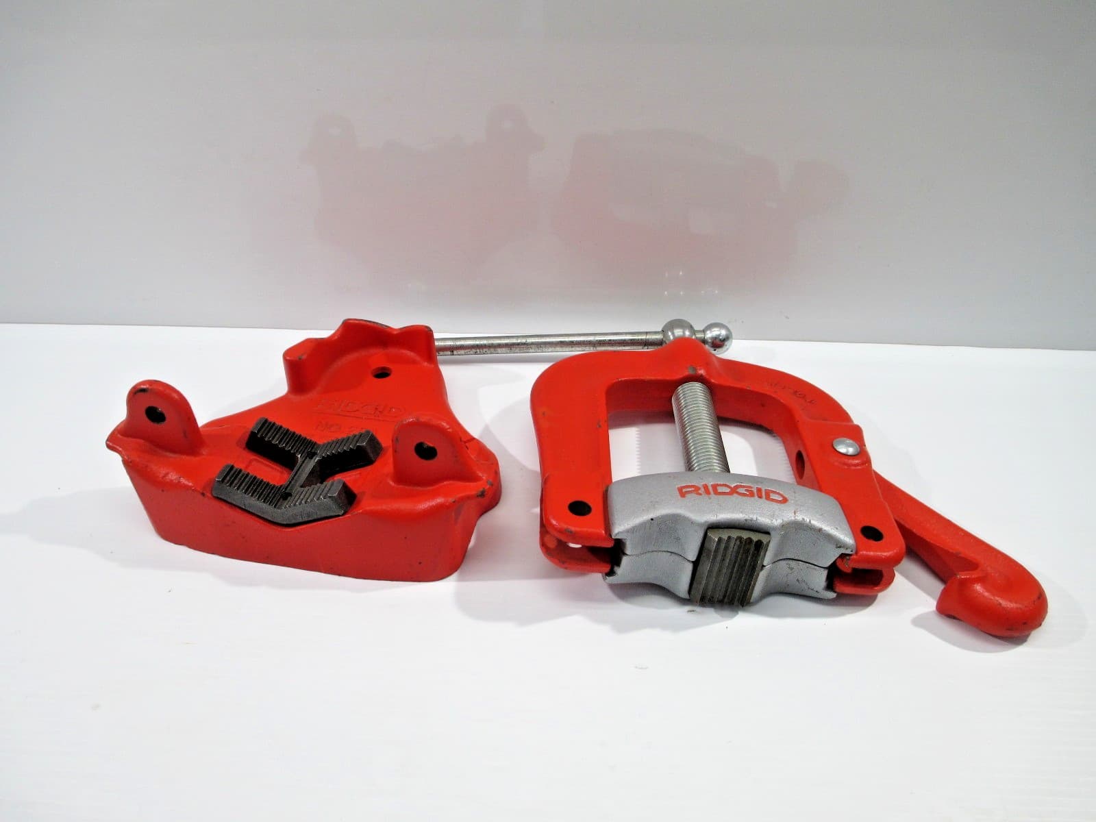 RIGID BENCH YOKE VISE BENDER 1/8 - 4" PIPE SIZE 12" HEIGHT 40100 NOT COMPLETE 2