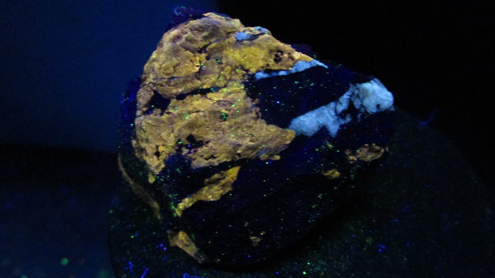 Fluorescent Fluorapatite and Fluorite mineral rock T1