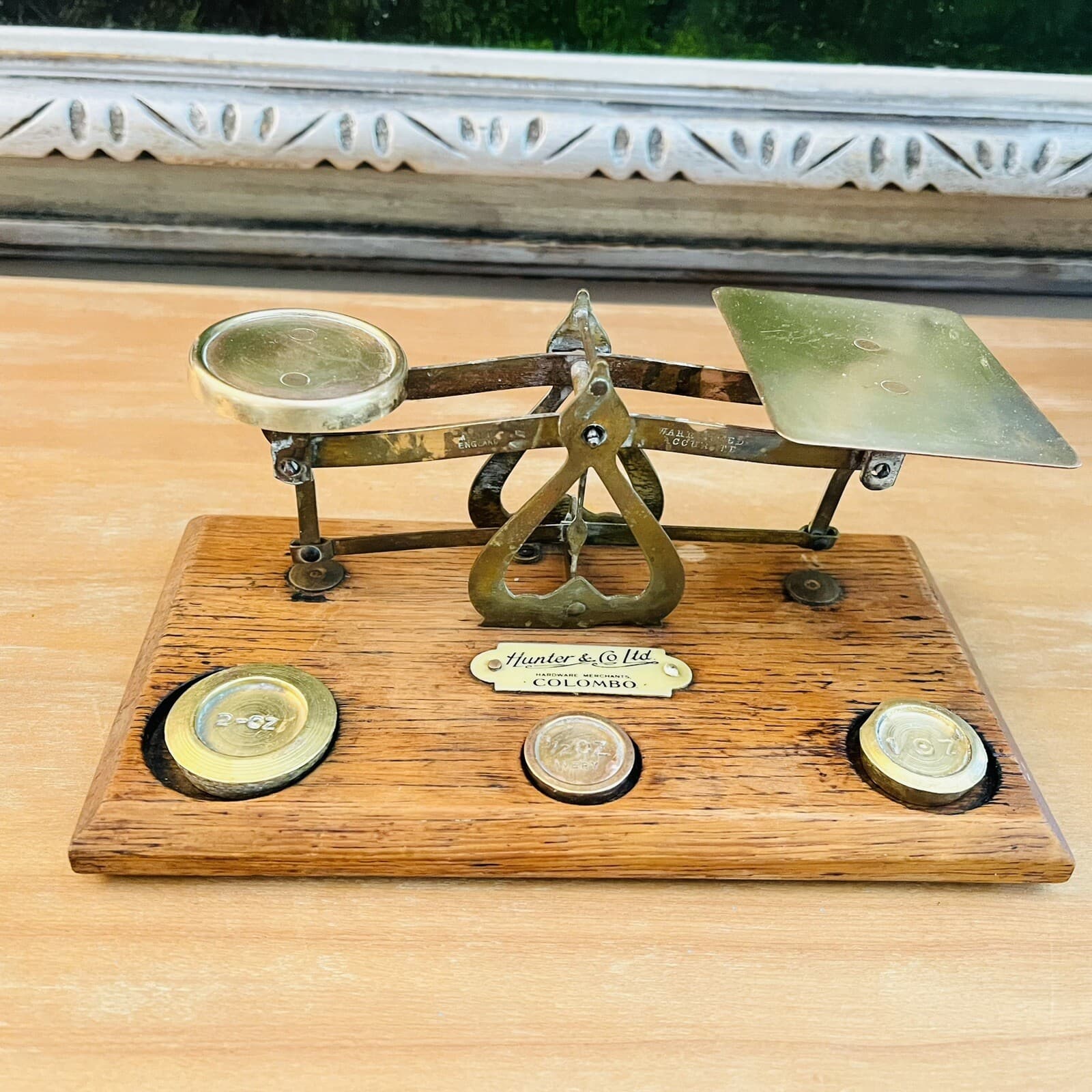 VINTAGE POSTAL BALANCE SCALES & BRASS WEIGHTS ON HONEY OAK BASE