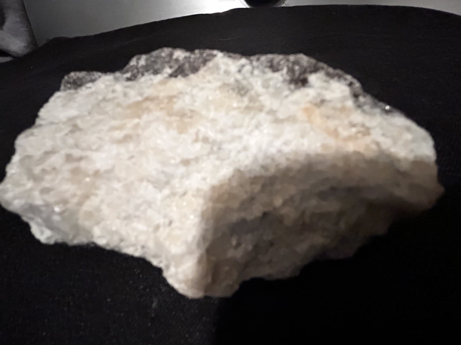 KB: SW FL BRIGHT!! BLUE/WHITE SCHEELITE XLINE. ON GNEISS YUNNAN PROVINCE, CHINA 2