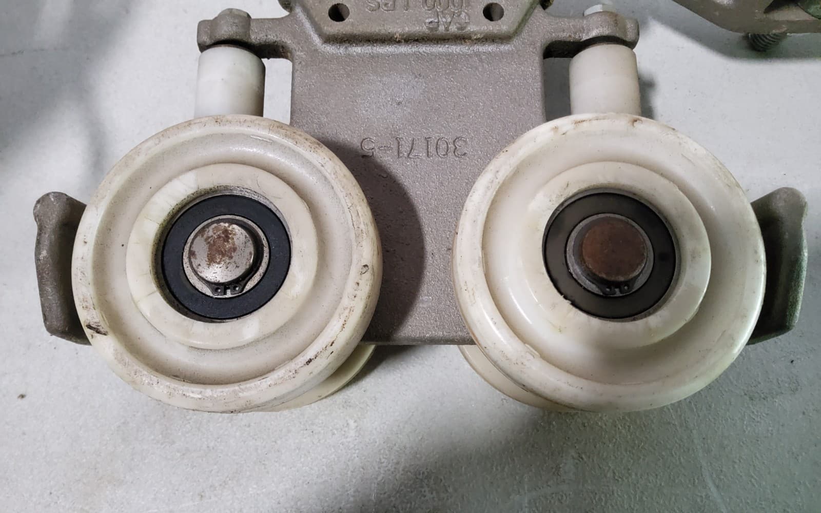 Trolley assembly: 30171-5   2000lbs (1 ton) capacity   3-1/4" wheel dia. (1 pcs) 6