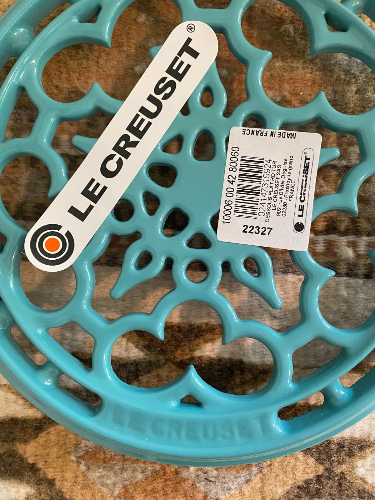 LE CREUSET TURQUOISE ROUND TRIVET CAST IRON  NEW IN ORIGINAL BOX 2