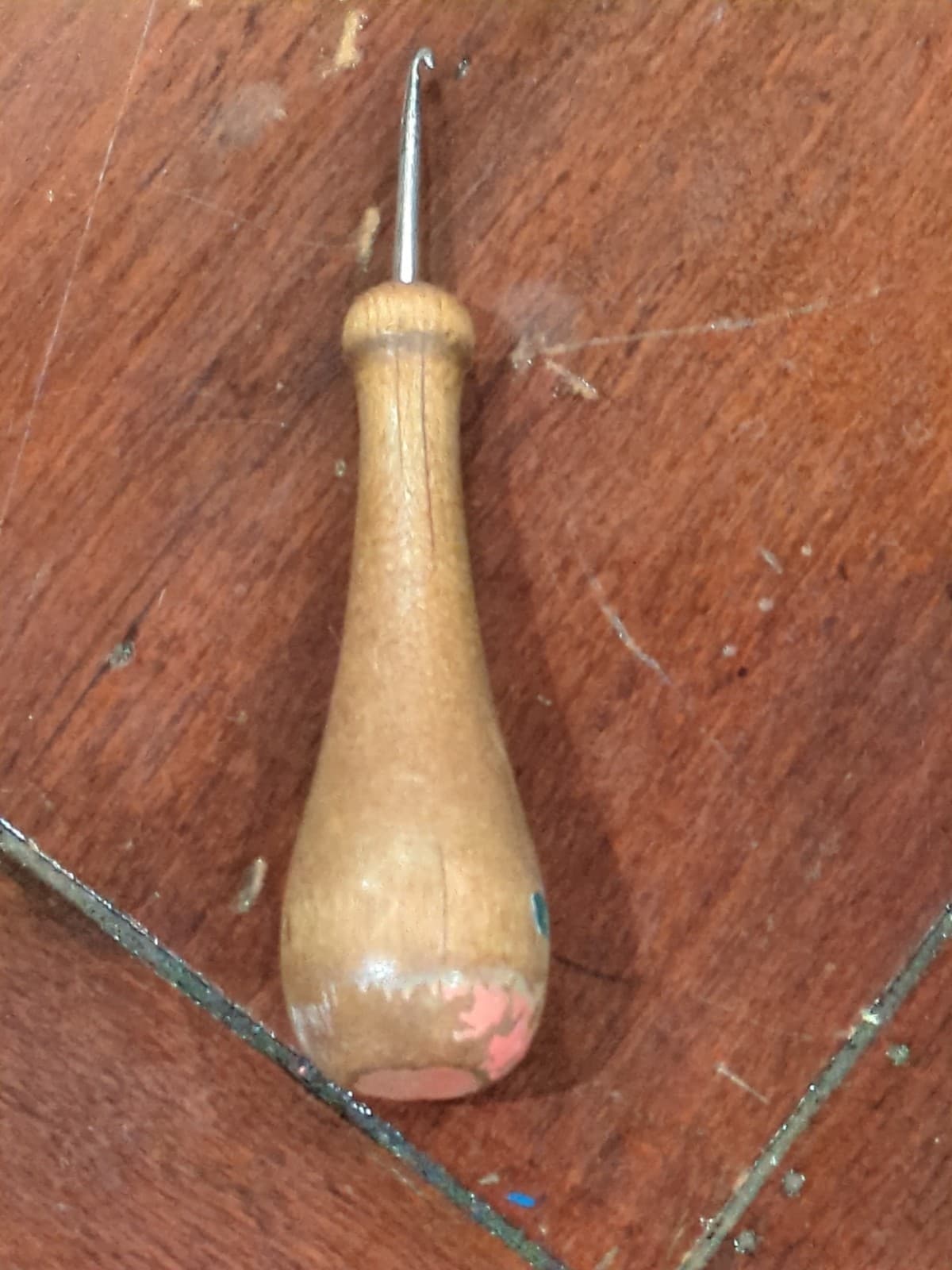Vintage  Curved Rug Hooking Tool, Wood Handle in great Condition! 4