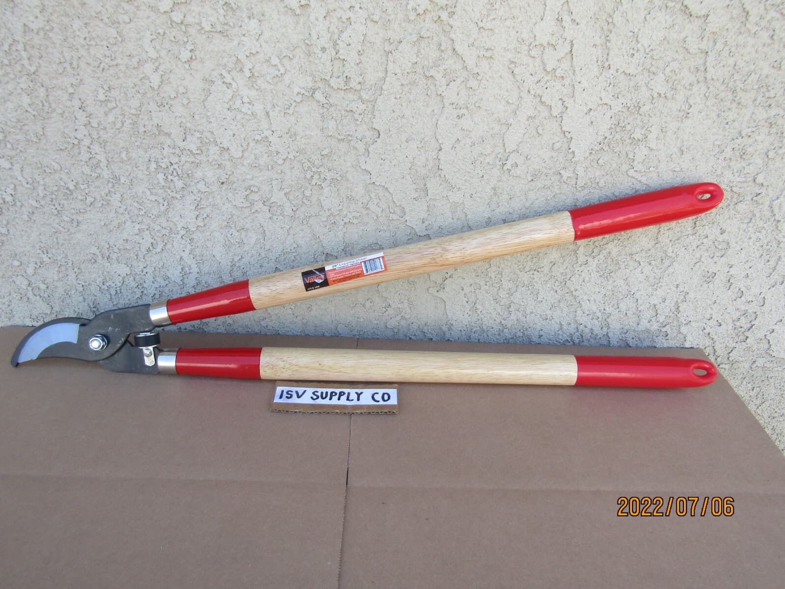 28'' LOPPING SHEAR HARDWOOD HANDLES.GREAT FOR  YOUR GARDEN MAINTENANCE 