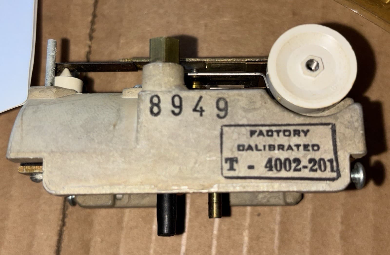 Johnson Controls T-4002-201 Pneumatic Thermostat, Single Temperature, Heating 3