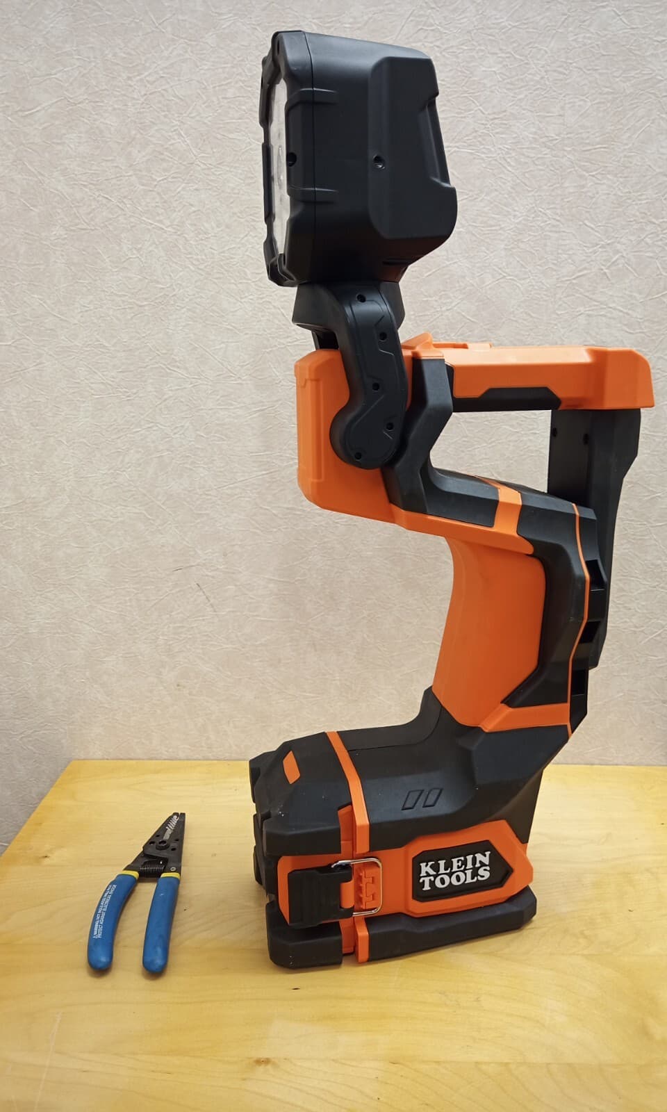 Klein Tools Utility Bucket LED Light NEW BOX, TOOL ONLY Uses DEWALT 20V Battery 2