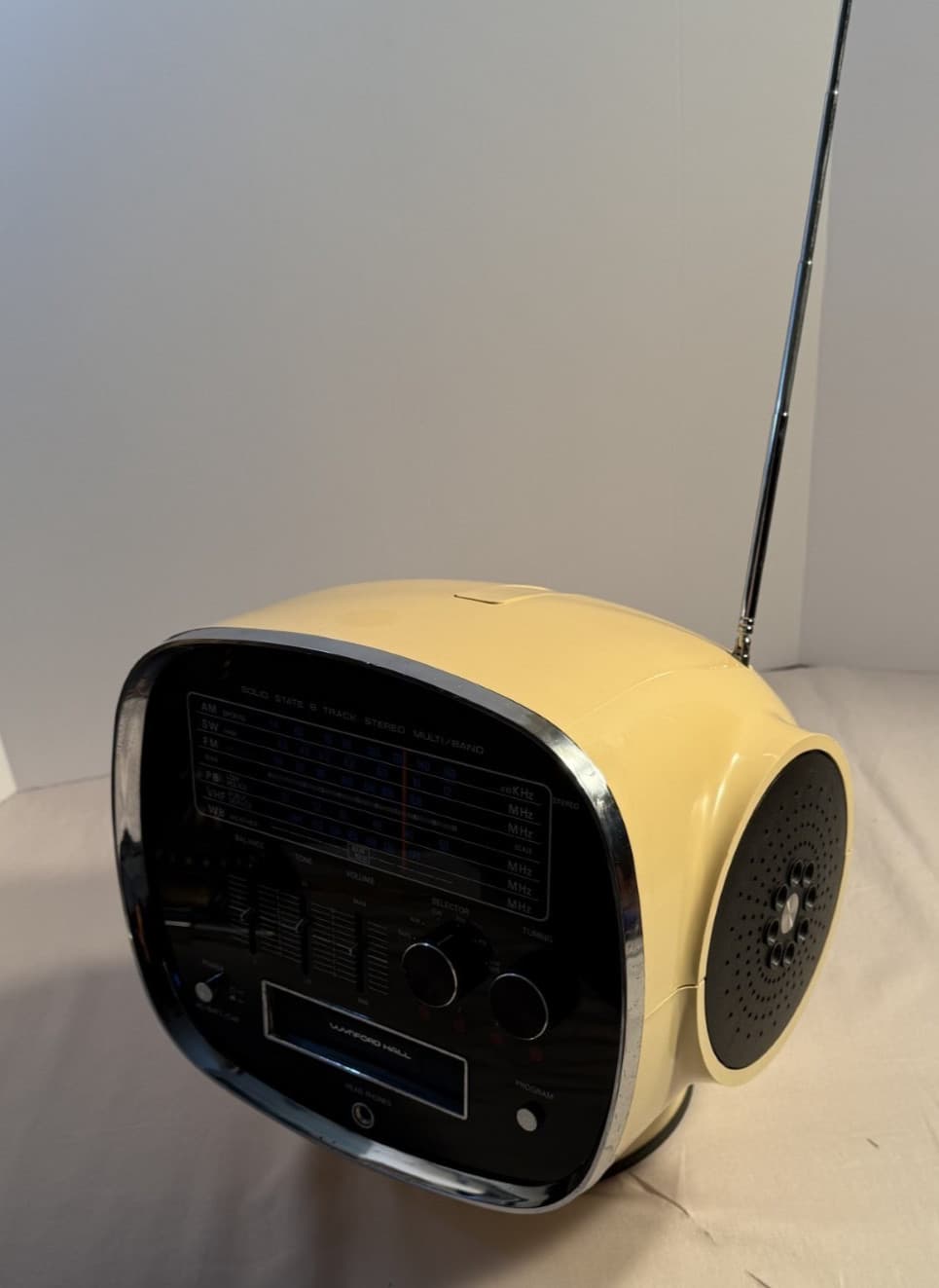 Wynford Hall Model TCM-5500 Solid State 8 Track Stereo Multiband Space Age Radio 2