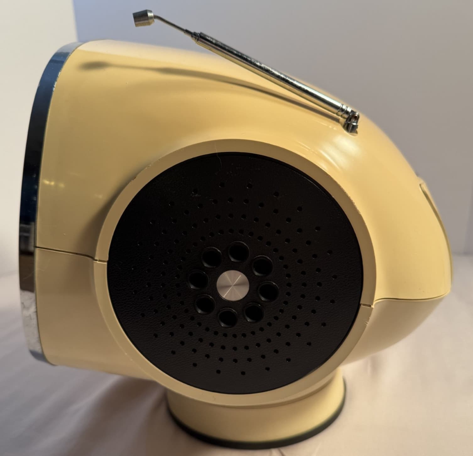 Wynford Hall Model TCM-5500 Solid State 8 Track Stereo Multiband Space Age Radio 4