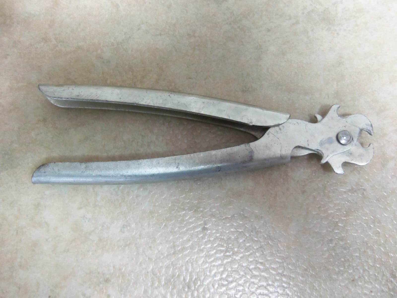 S-Hook and Rivet Tool Traps Trapping Snares Snaring