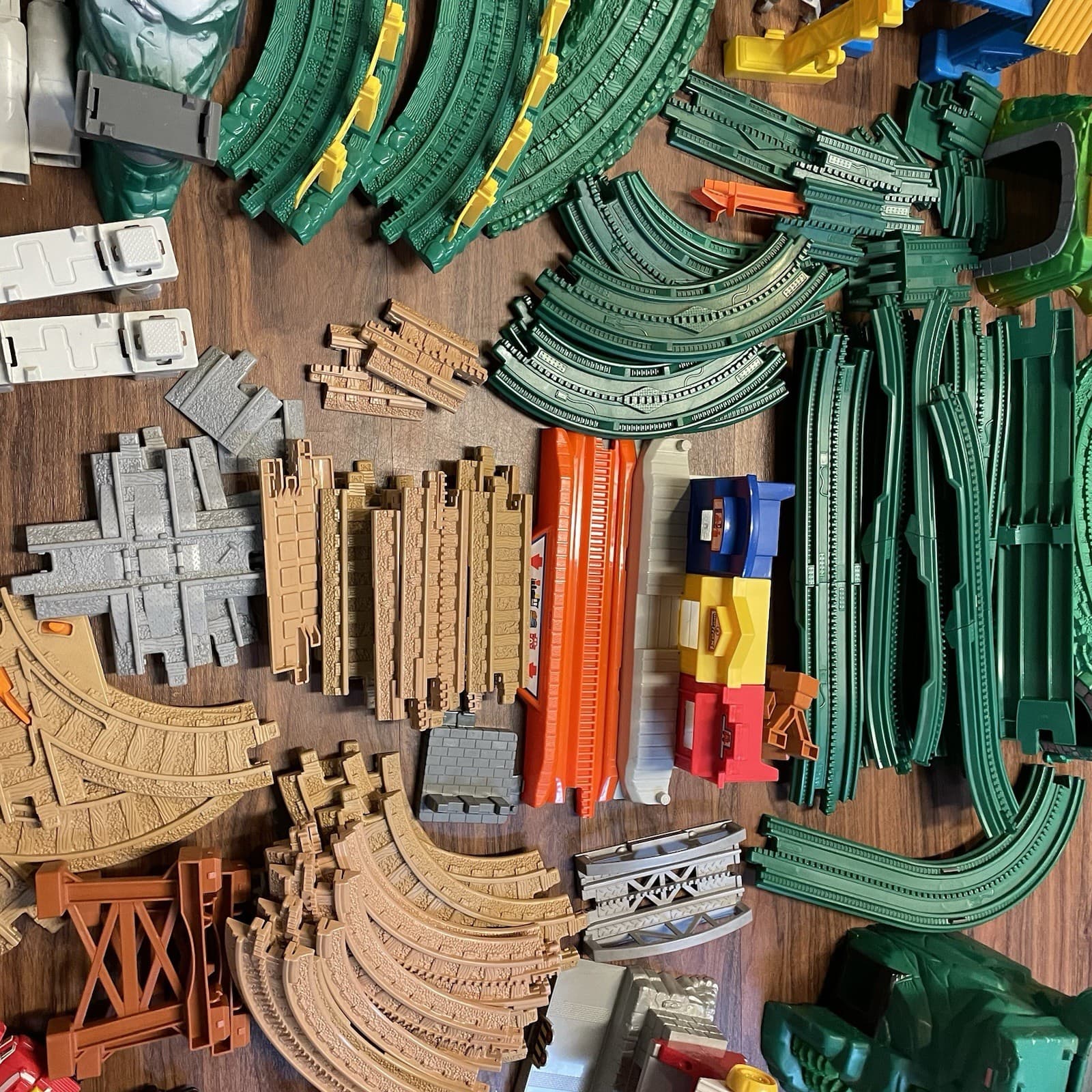 Fisher-Price GeoTrax Large Lot Train Set Cars Buildings Tracks Accessories 5