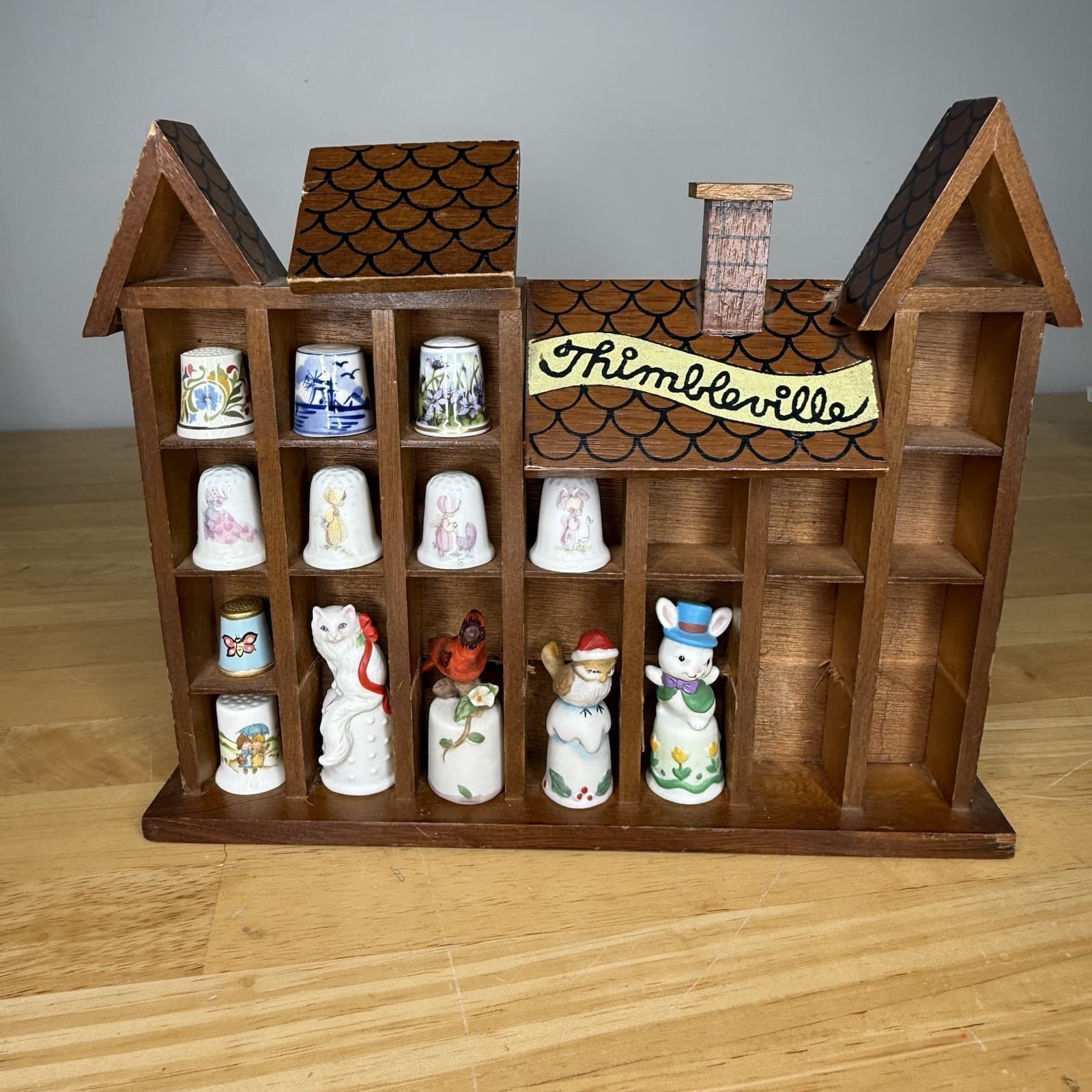 1979 Enesco Thimbleville Wood Thimble Display Case w/ Thimbles Kitschy RARE READ 6