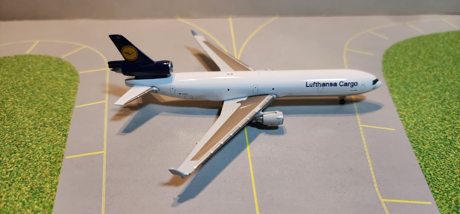 STARJET MODELS (SJDLH102) LUFTHANSA CARGO MD-11 1:500 SCALE DIECAST METAL MODEL 3