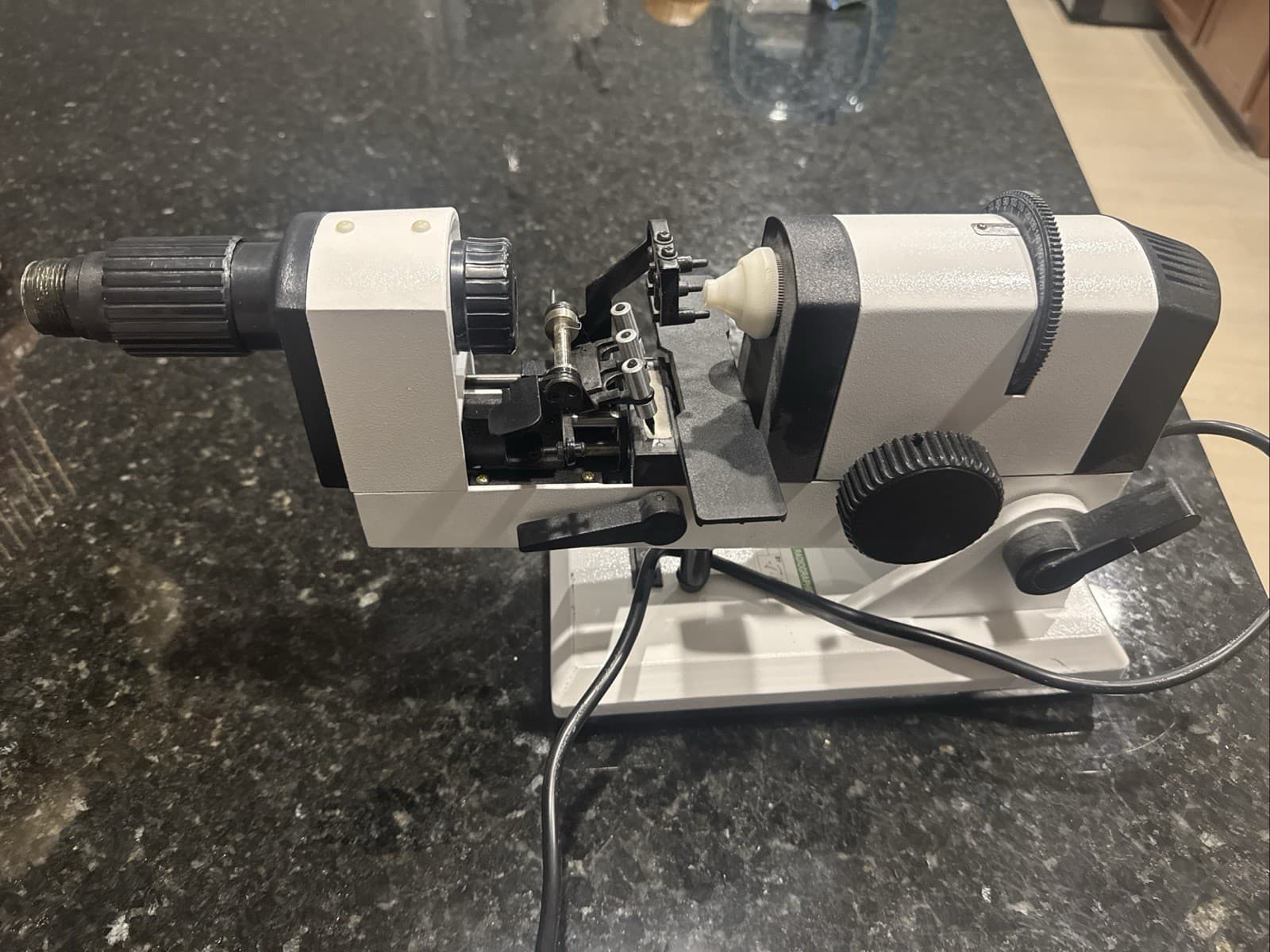 NJC-4 Optical Manual Lensometer Focimeter Lensmeter Optometry Equipment 110/220V