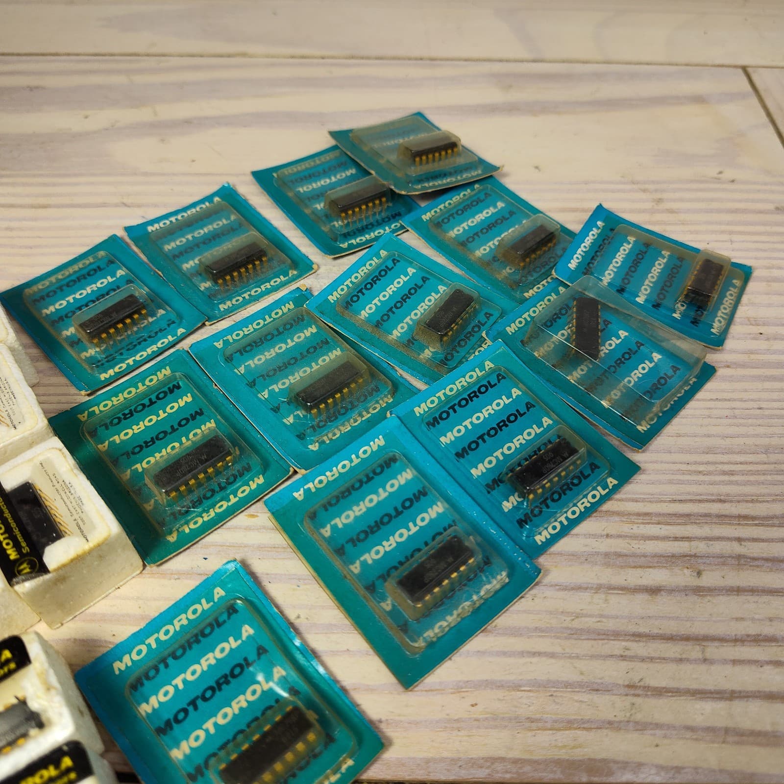 32x Vtg Motorola IC Chip 14 Pin Lot Gold Mc780p MC790 Electronic Repair Radio 5