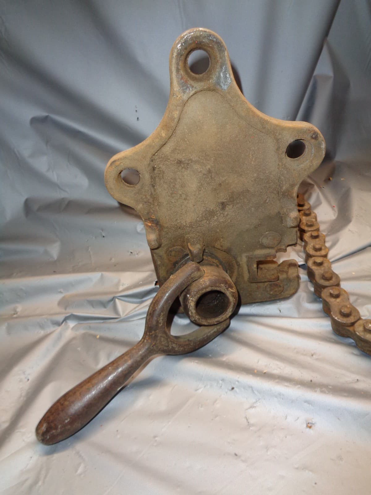 VULCAN No. 2 Bench Mount Chain Pipe Vise - ¼" to 4" Pipe Capacity 4