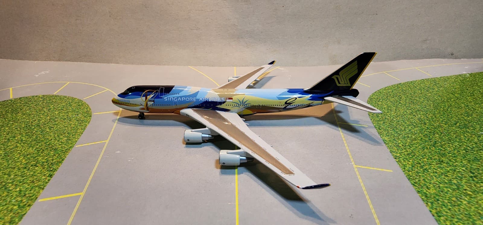 SJSIA037 SINGAPORE "TROPICAL" 747-400 (REG 9V-SPK) 1:500 SCALE DIECAST MODEL 2