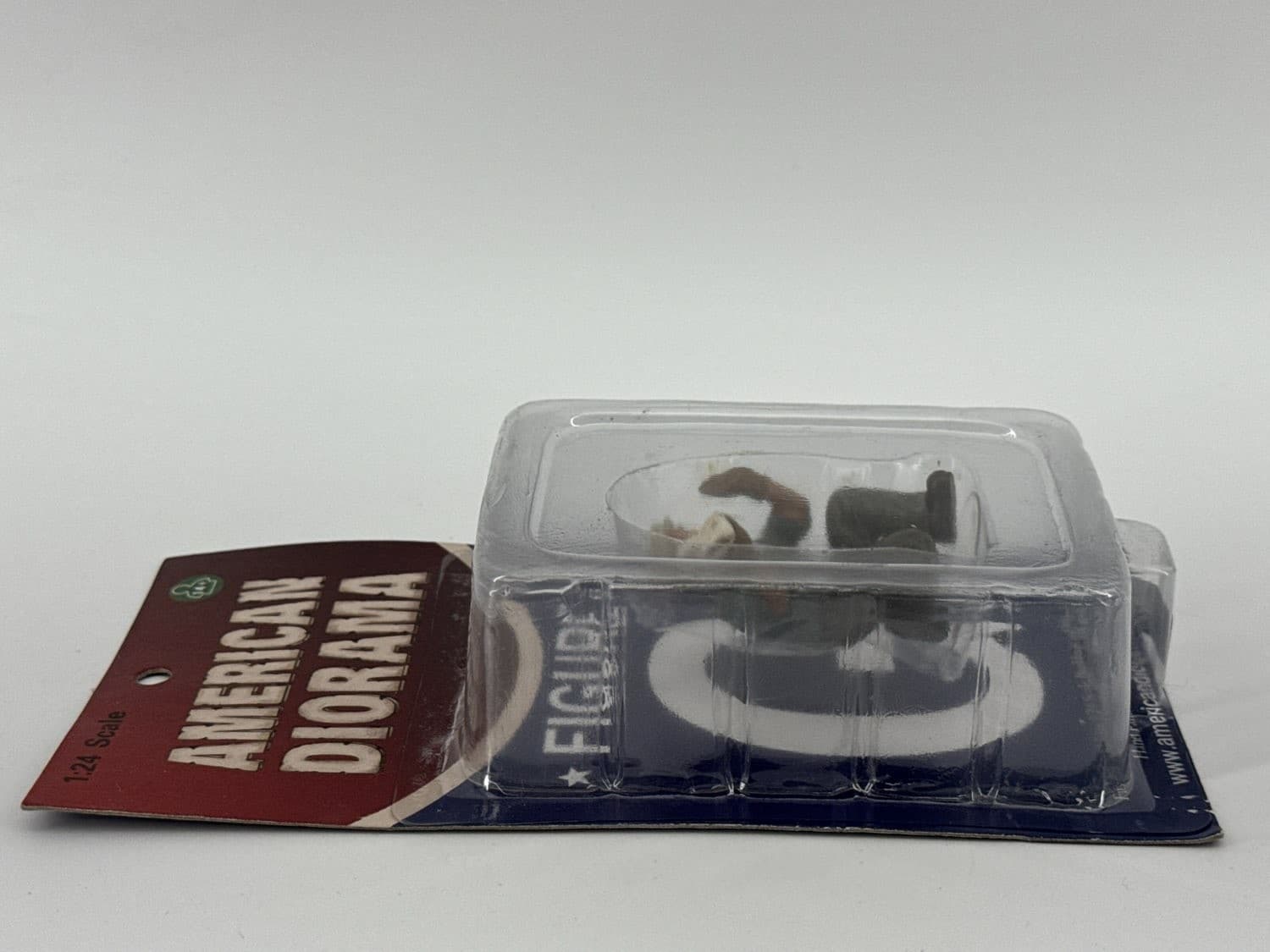 American Diorama 1:24 Scale Man Mechanic Kneeling 5