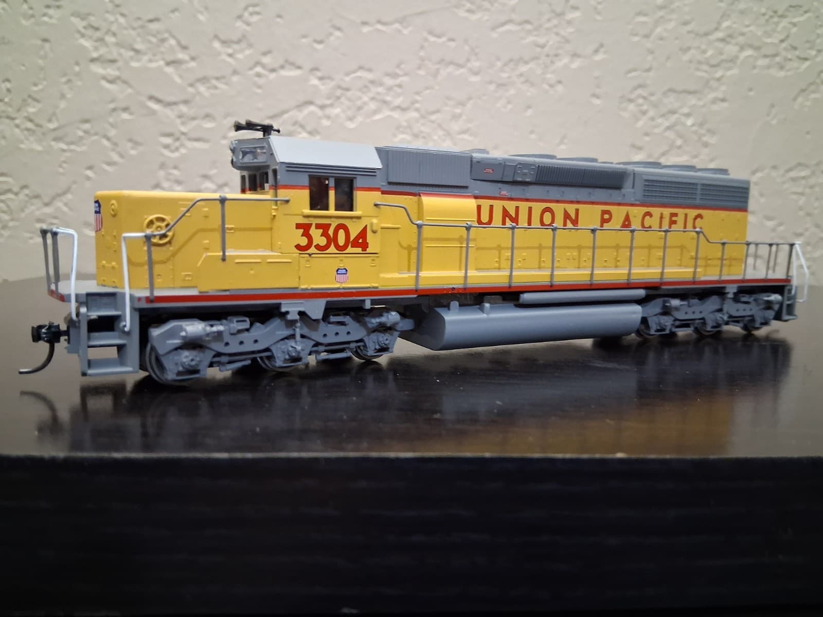 Athearn HO Union Pacific RR SD40-2 Powered Locomotive Rd. #3304 2