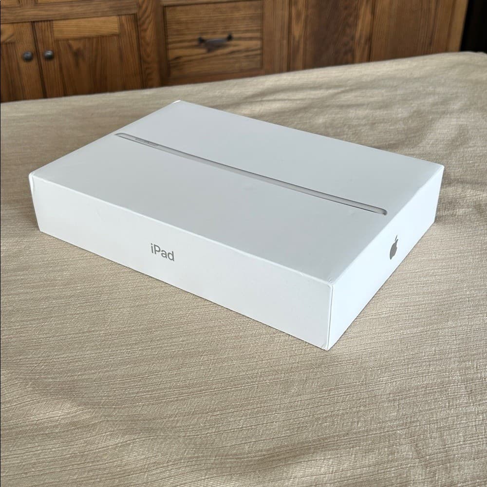 Apple iPad 9th Generation 64GB Silver used EMPTY BOX ONLY use for gift 2