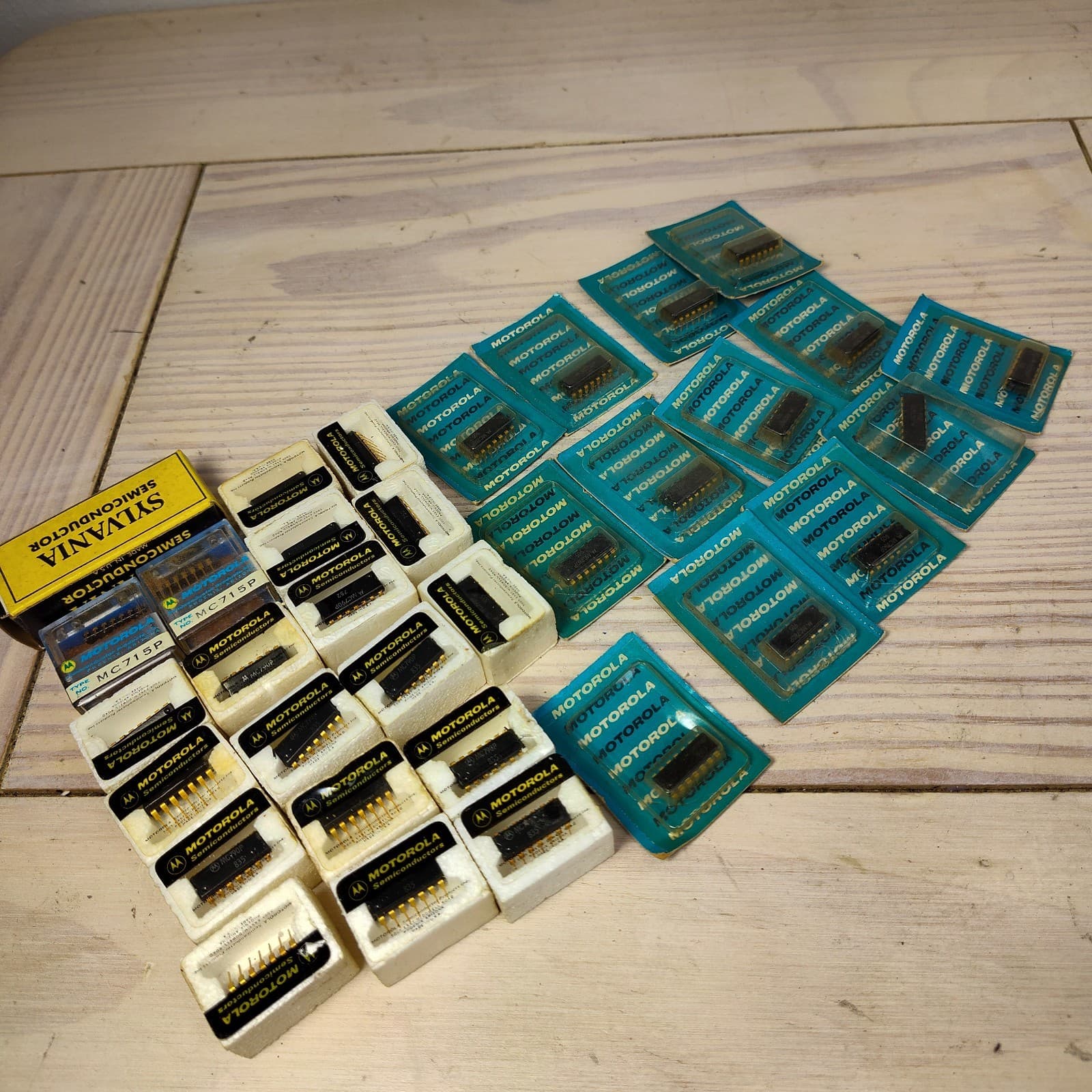 32x Vtg Motorola IC Chip 14 Pin Lot Gold Mc780p MC790 Electronic Repair Radio