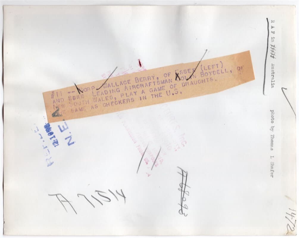 1943 RAF Personnel Playing Draughts Checkers in Australia Original News Photo 2