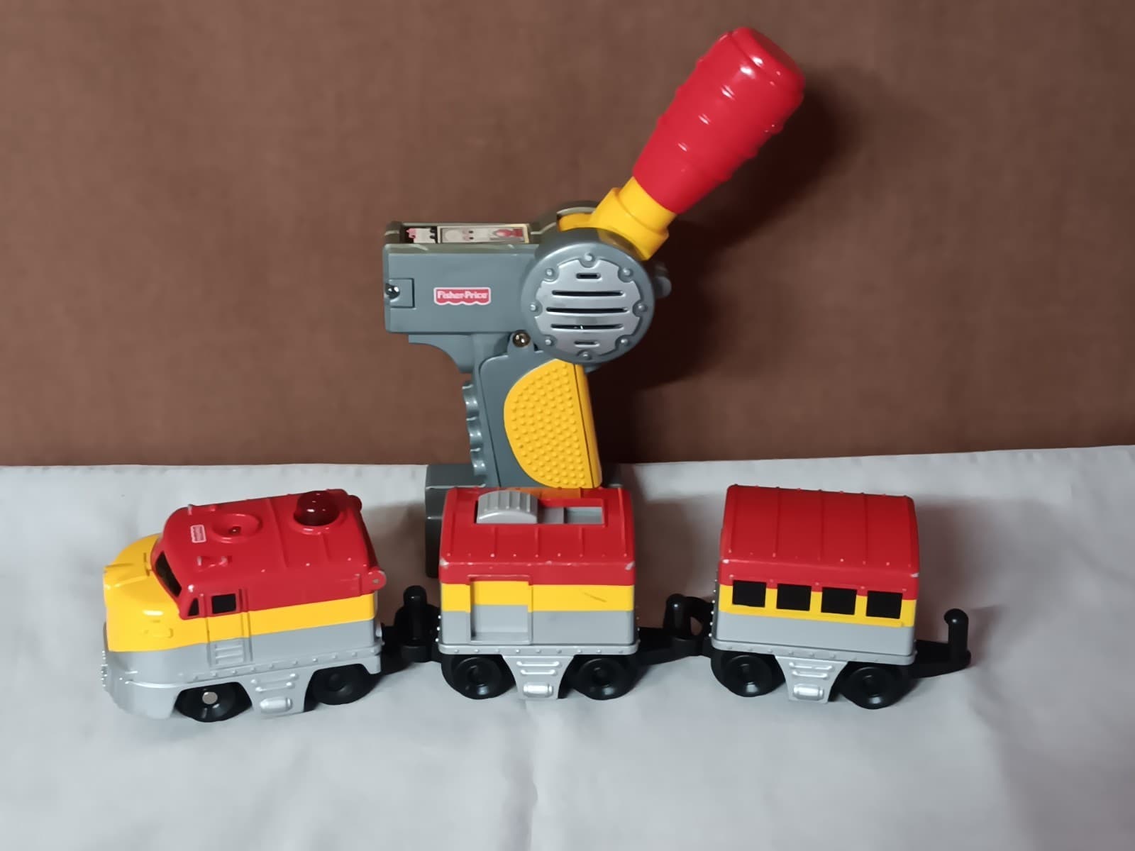 Fisher Price GeoTrax, GEO TRAX 2005 Mattel Train Engine Remote & Cars Works