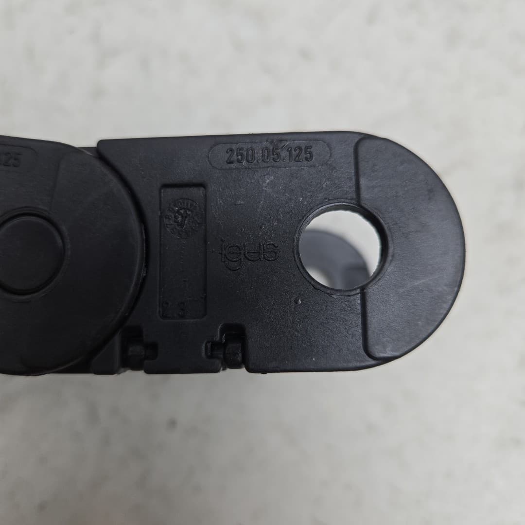 40" Igus 250.05.125 Cable Carrier System 2.24" Inner 2.87" Outer 22 Links New 3