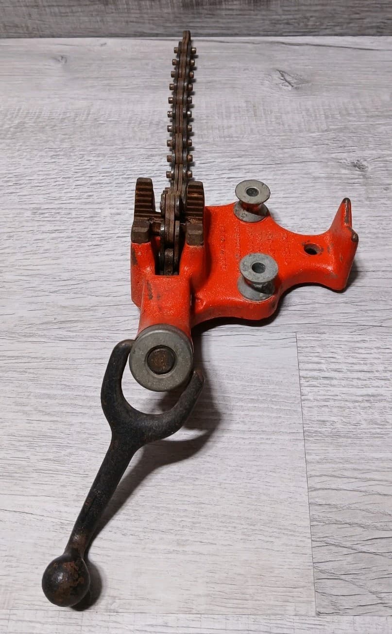 Ridgid BC-210 Bench Chain Pipe Vise 1/8" - 2 1/2" Pipe Capacity. Made in USA. 2