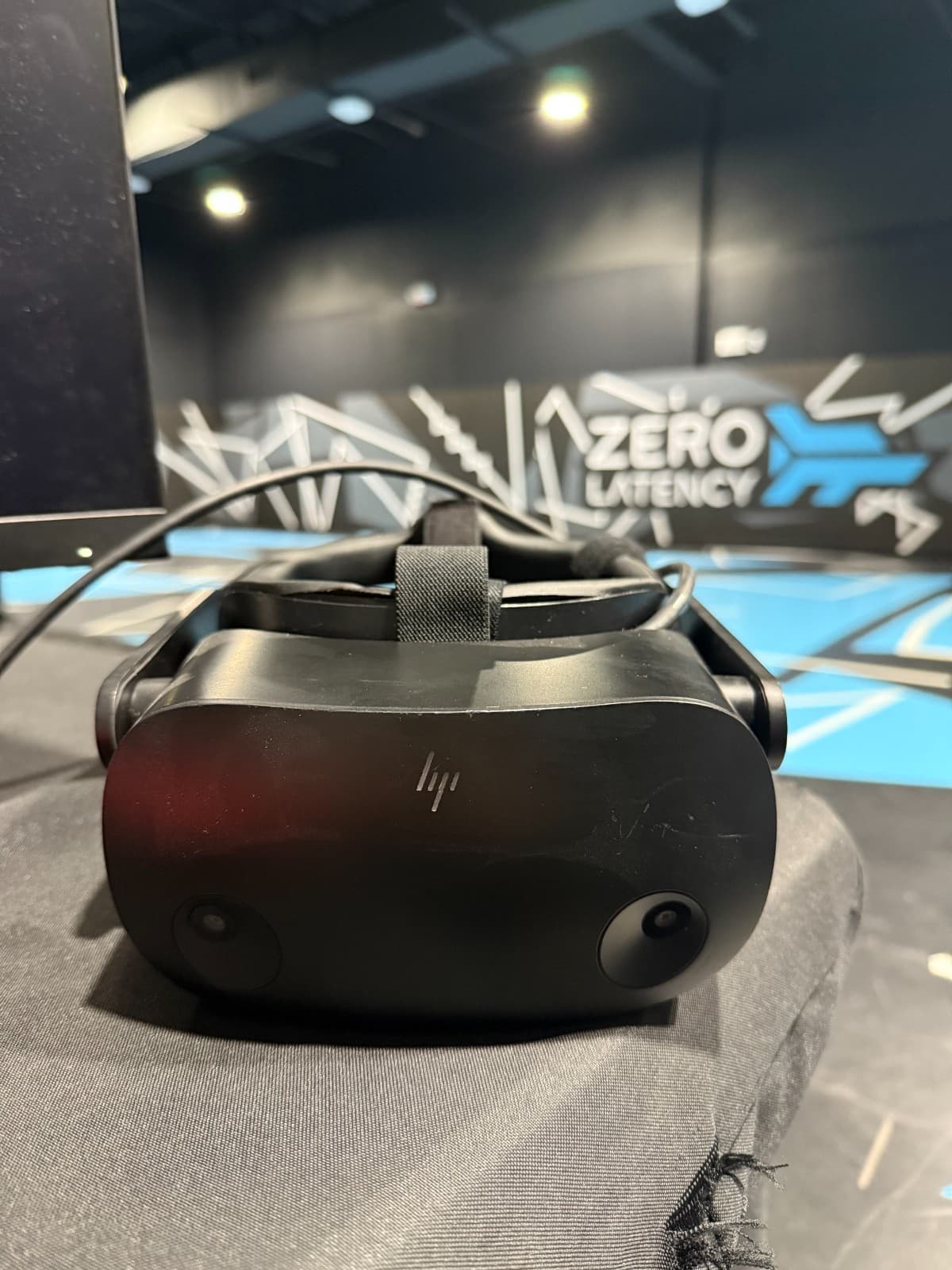 HP Reverb virtual reality headset G2 with both hand trackers and 1 meter cord 2