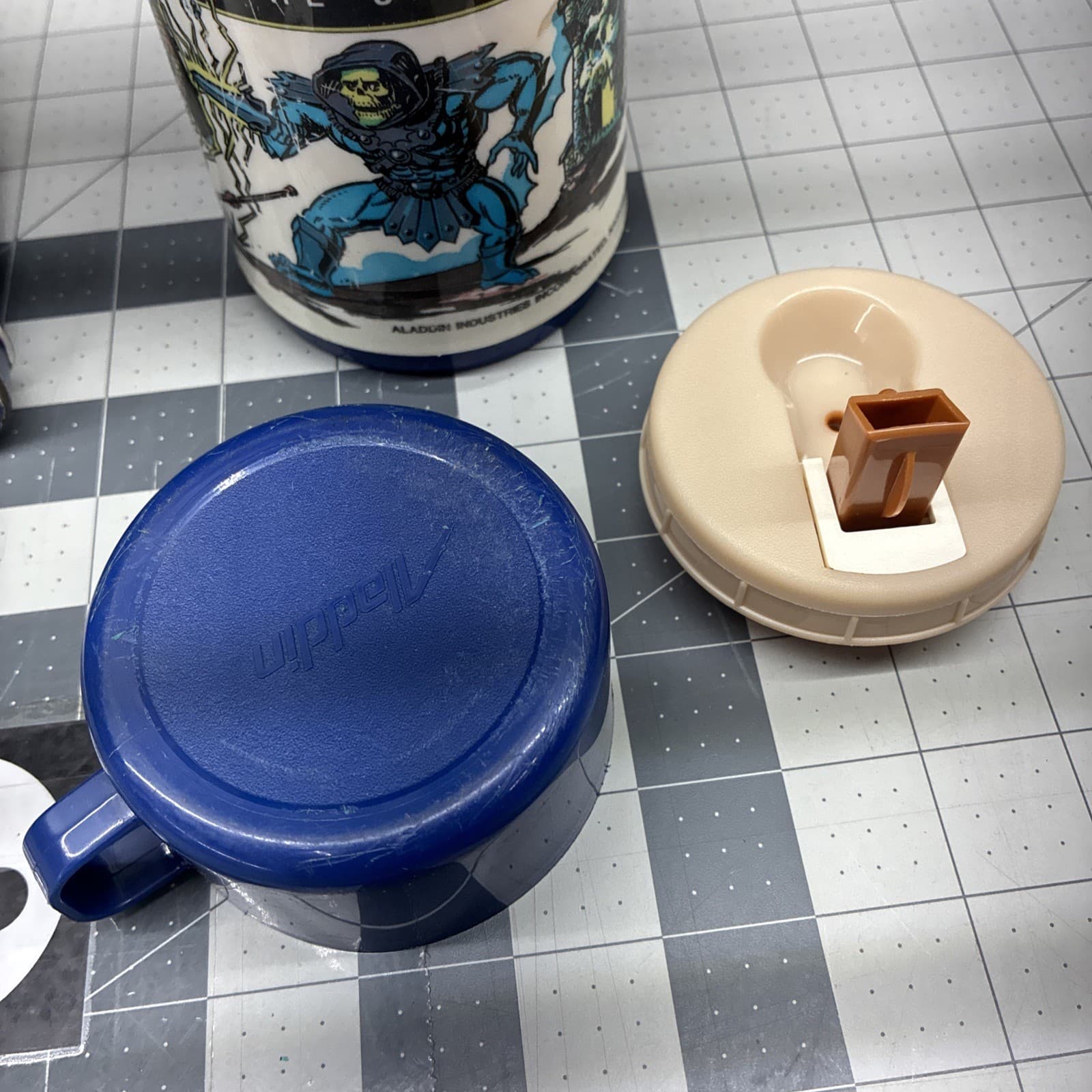 Vtg. 1984 He-Man and the Masters of the Universe Metal Lunch Box With Thermos 4