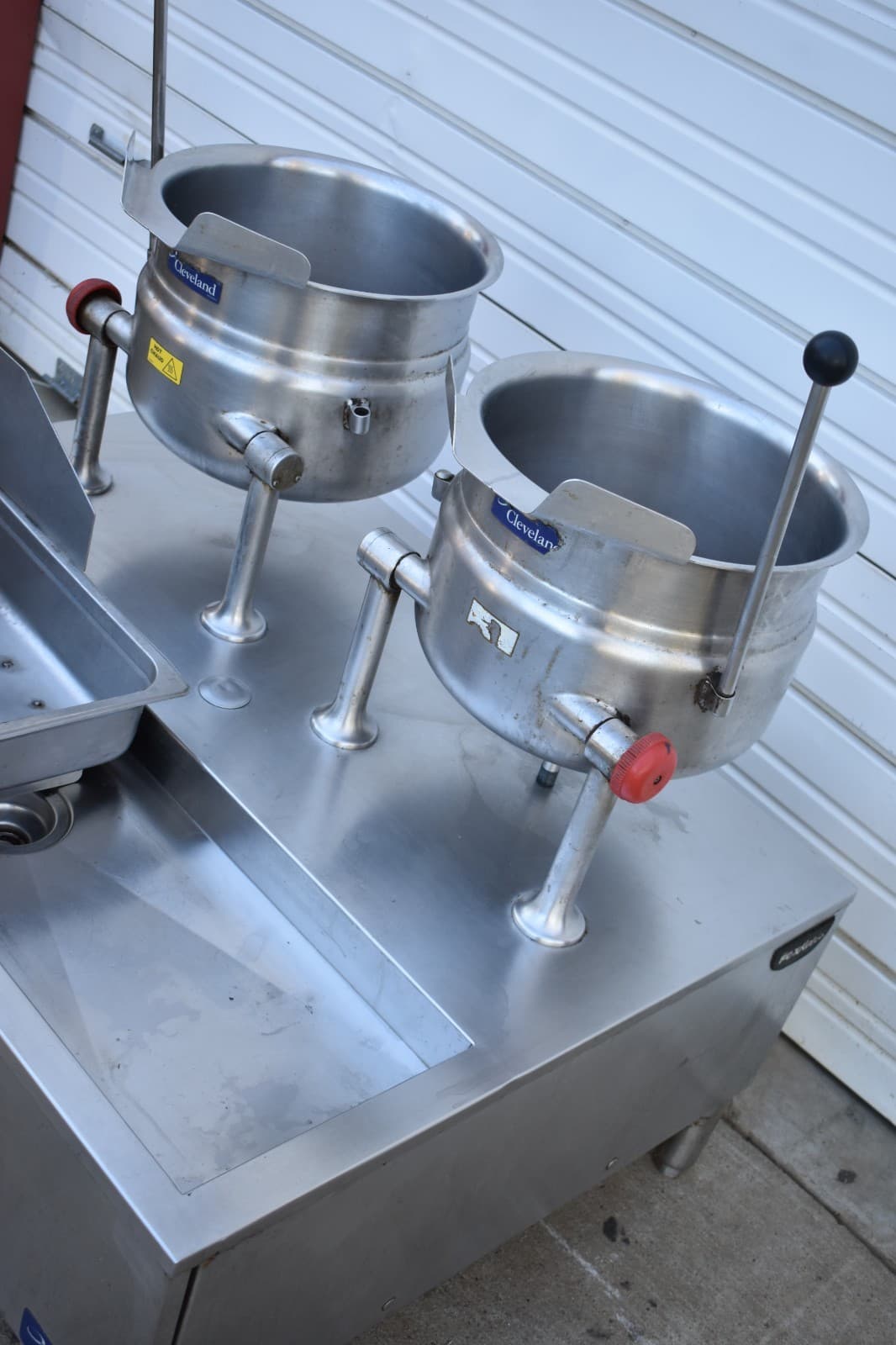 CLEVELAND KDT6T DOUBLE 6 GALLON DIRECT STEAM CONNECT TILTING KETTLES with BASE 4