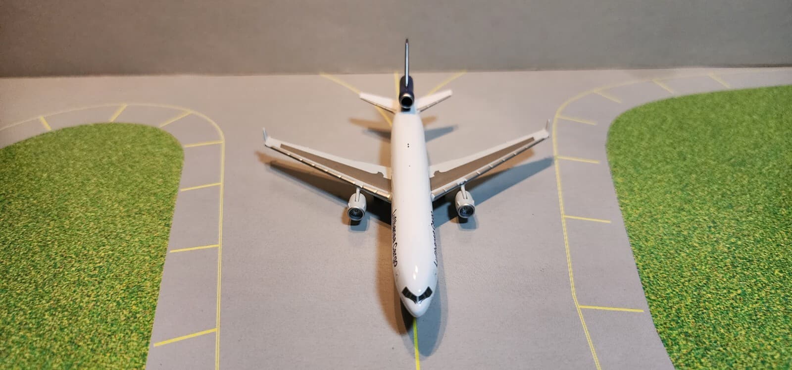 STARJET MODELS (SJDLH102) LUFTHANSA CARGO MD-11 1:500 SCALE DIECAST METAL MODEL 2