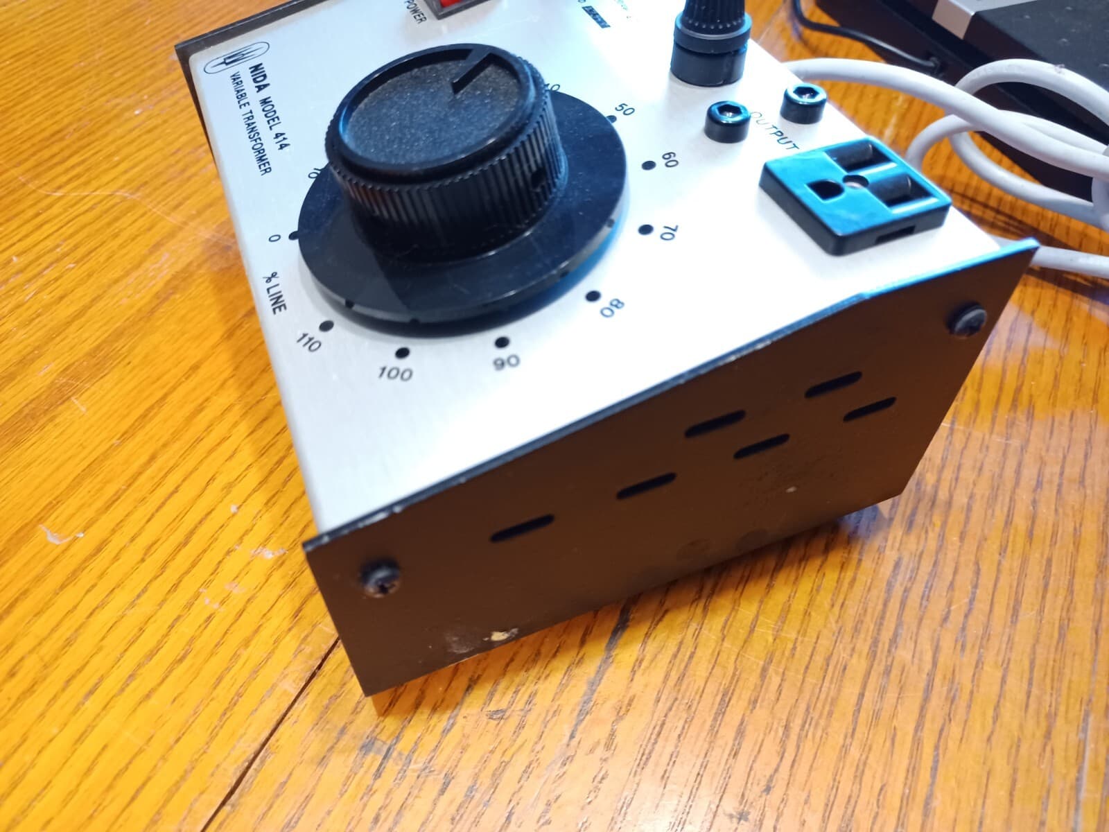 NIDA Model 414 Variable Transformer - 110VAC: 1 1/2A, 220VAC: 3/4A 3