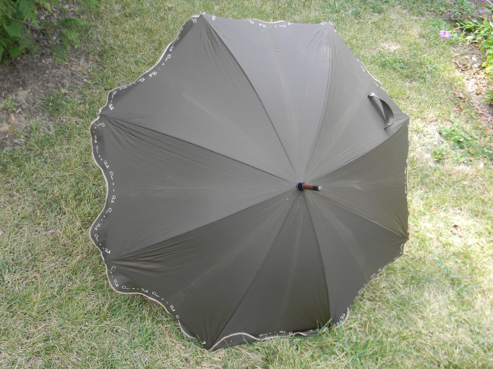 Oscar de la Renta Brown 32" Long Parasol 40" Wide Opened