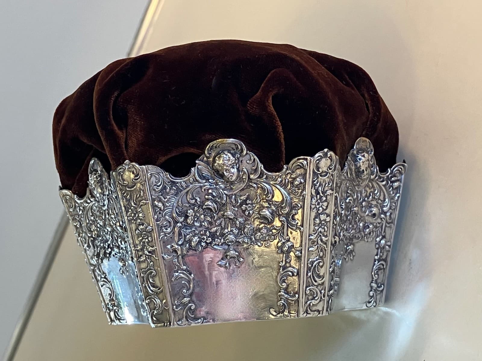 ANTIQUE 1897 LRG STERLING SILVER CHERUB REPOUSSE PIN CUSHION LONDON CROWN SHAPE 4