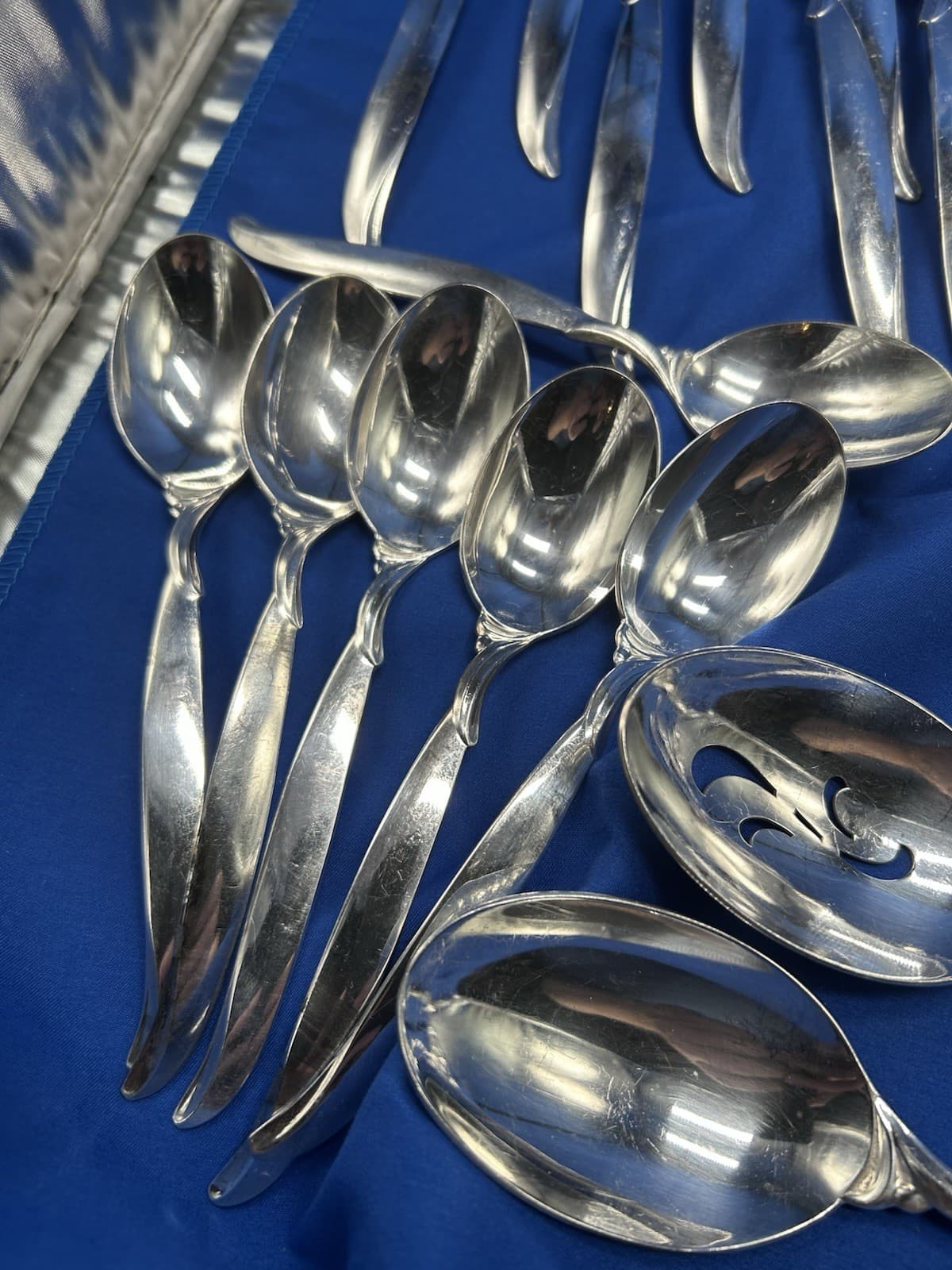 Rogers Bros FLAIR Silverware Flatware cutlery Complete  Set For 8, inc 2 servers 6