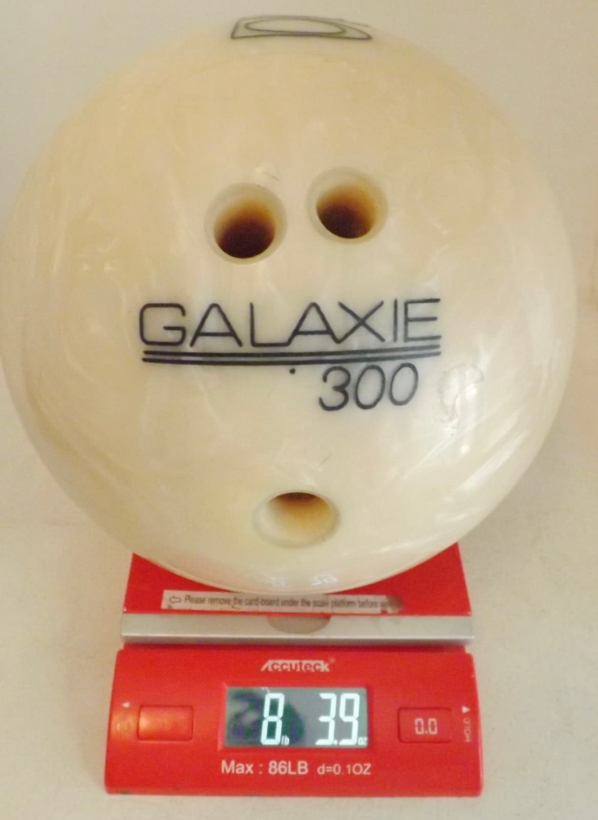 Vtg Ladies Brunswick Galaxie 300 White Pearl Bowling Ball IBE5957, 8 lbs 3.9oz 5