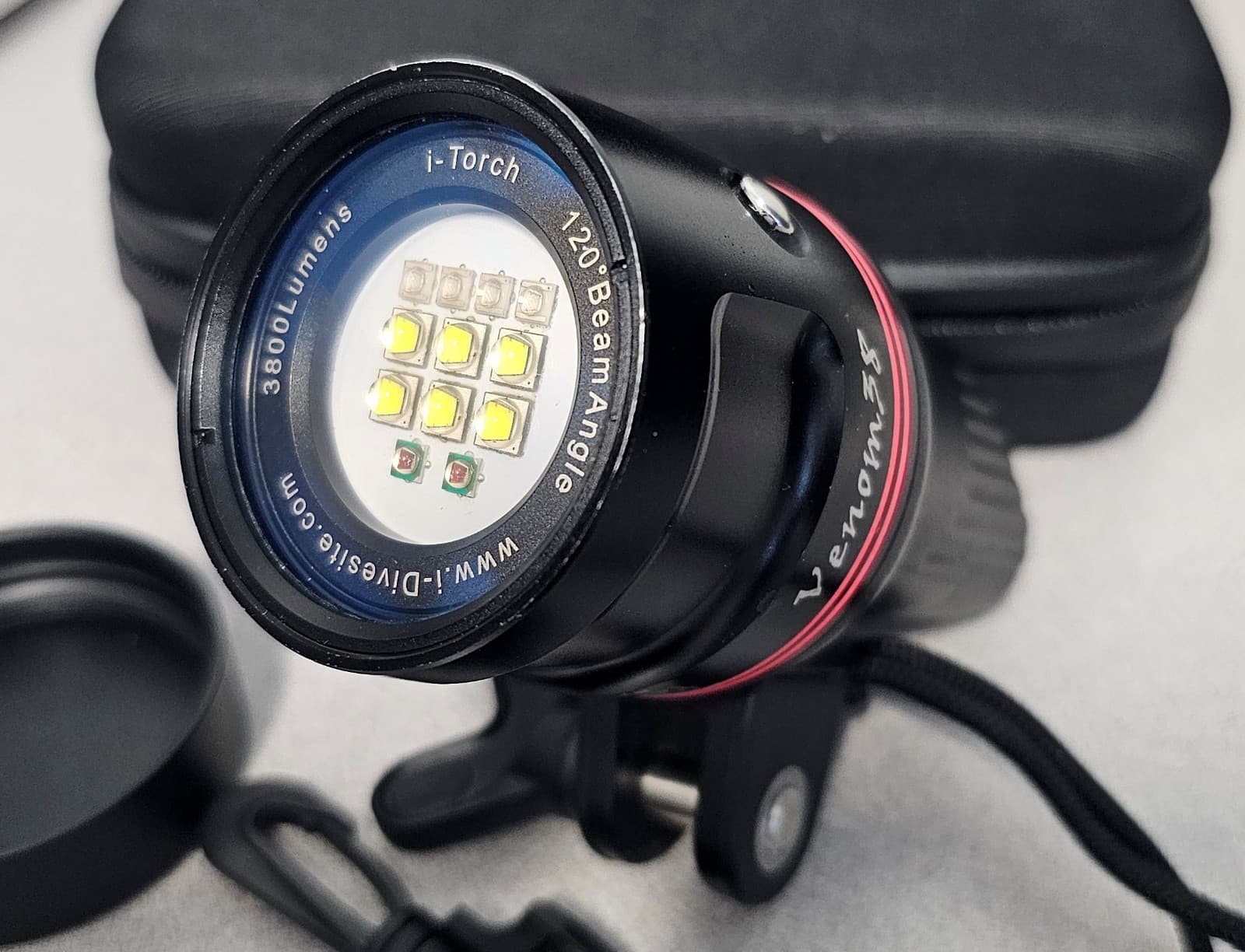 iTorch Venom 38  3 mode (white/red/uv) 3800 Lumen LED Underwater Video Light 3