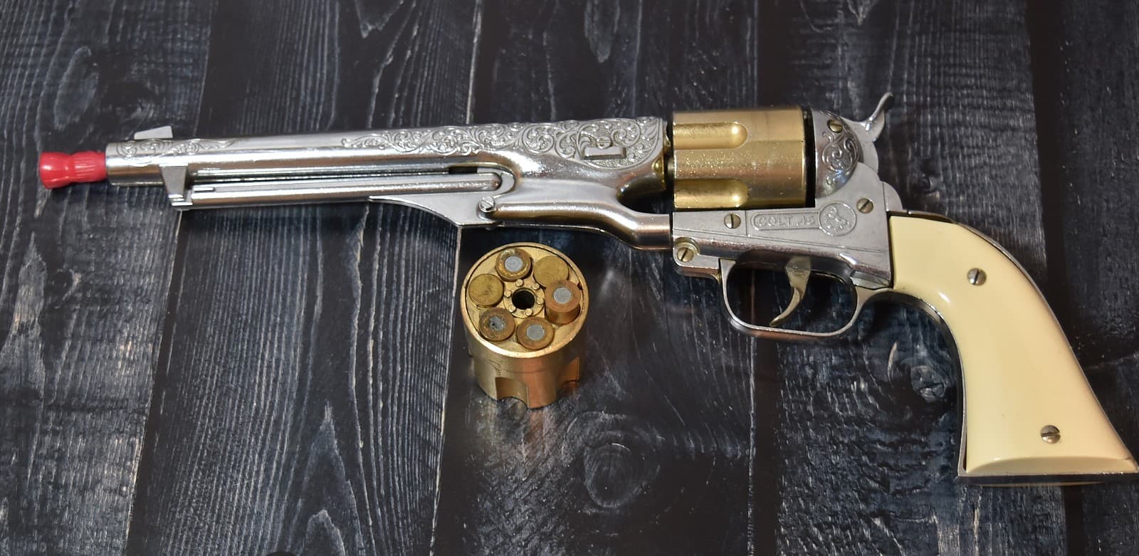 Vintage Hubley Colt 45 Diecast TOY Cap Pistol Revolver and 5 Cartridges