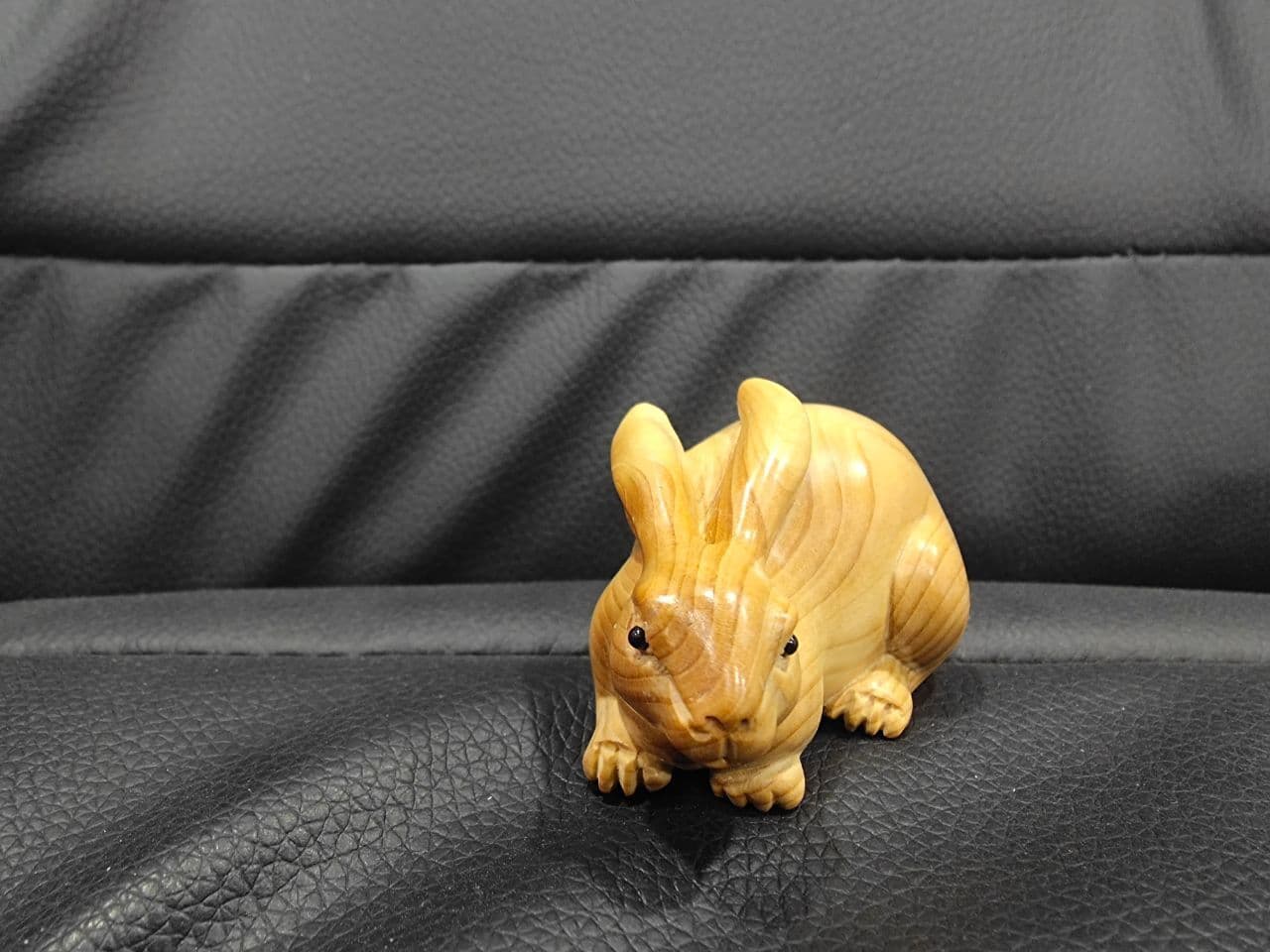 2 " Hand Carved Boxwood Netsuke : Pretty Rabbit 2