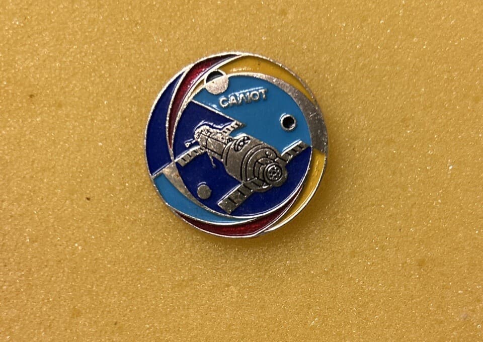 Vintage USSR Soviet Astronauts Space Cosmos Pin Badge “Salute” «Салют» 2