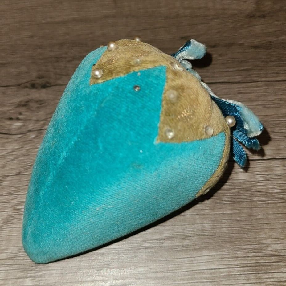 Vtg aqua / teal color large 3.5" velvet strawberry pincushion, seed pearls & bow 4