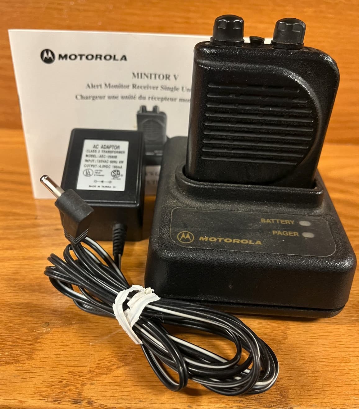 Motorola Minitor III Alert Monitor Receiver Pager & Charger & Manual - Powers Up