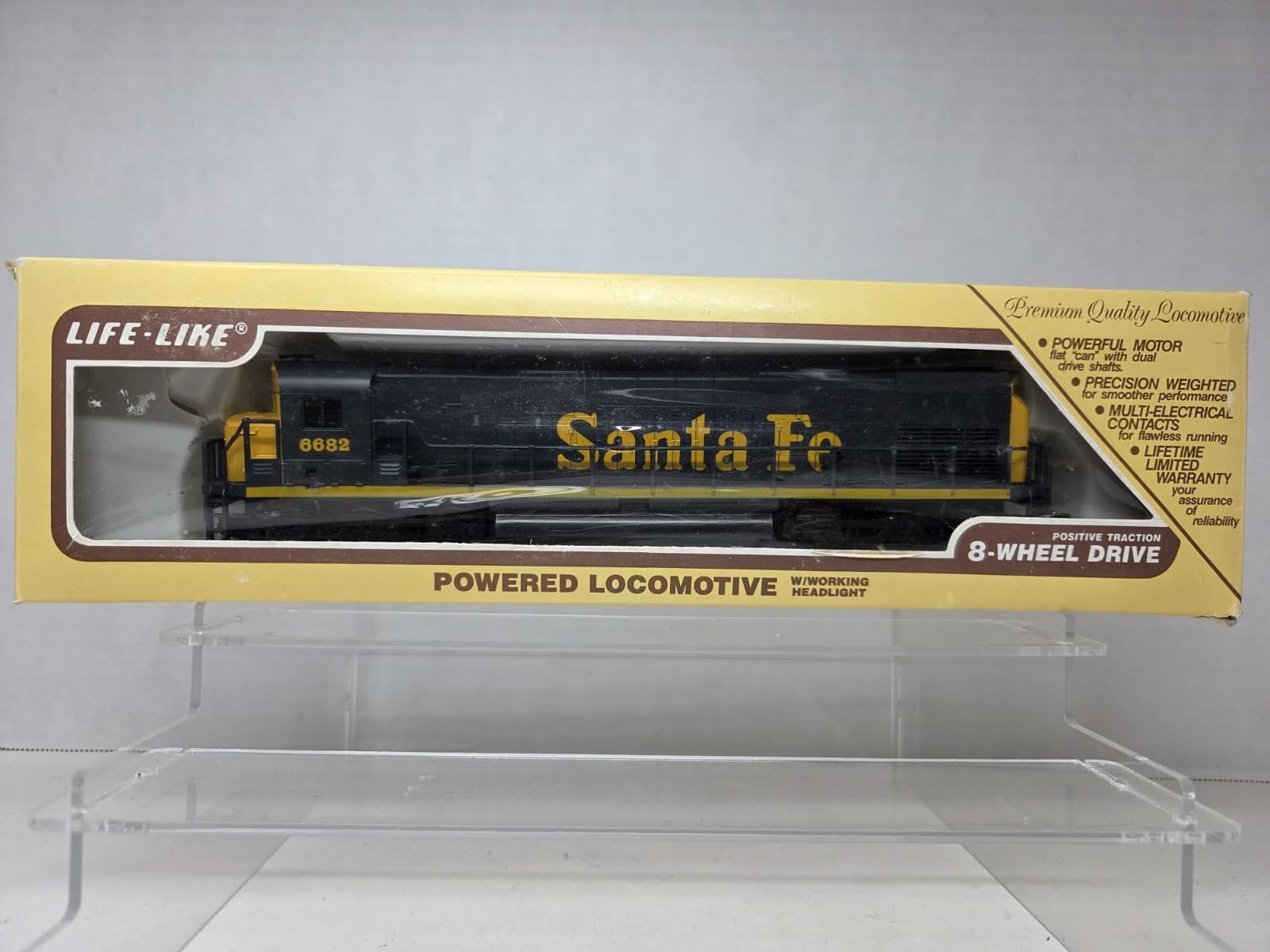 HO Life-Like Diesel Santa Fe Powered Locomotive #6682 Tested! New! 2