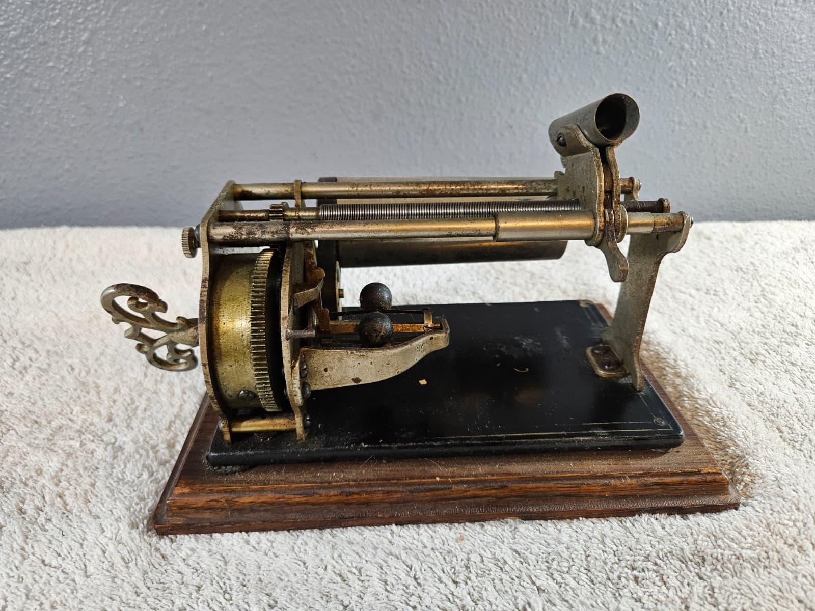 Columbia Graphophone working mechanism and key. Watch It Work! 6