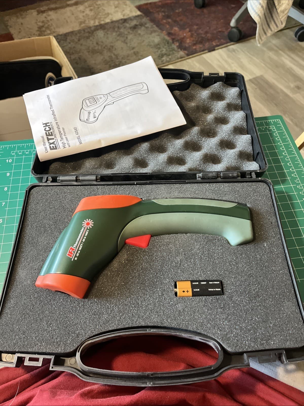 Extech High Temperature InfraRed Thermometer Model 42542 w/ Case