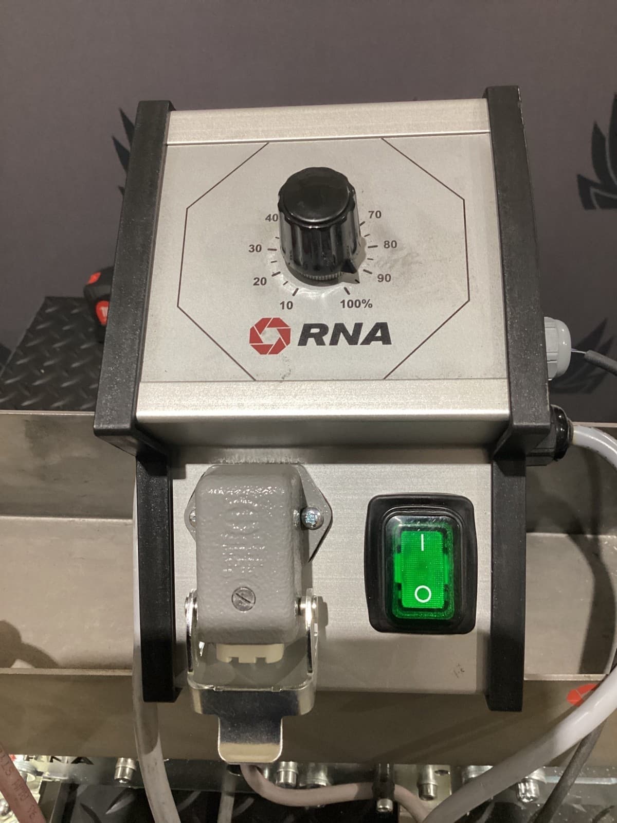 RNA ESG1000 W/ SLL400-400 Vibratory Feeder System USED 2